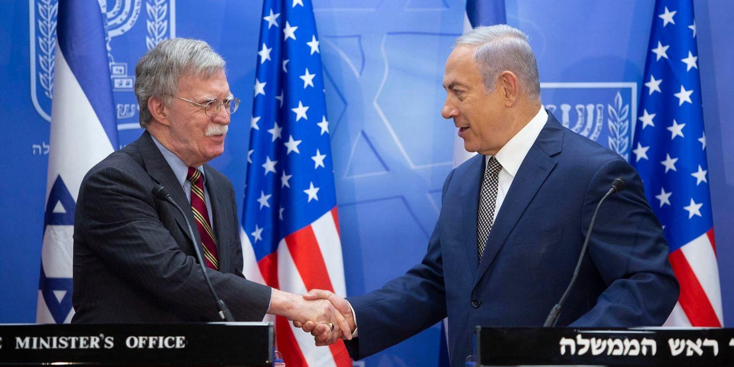 Israels premiärminister Benjamin Netanyahu, till höger, skakar hand med USA:s nationelle säkerhetsrådgivare John Bolton i samband med deras möte i Jerusalem i måndags.