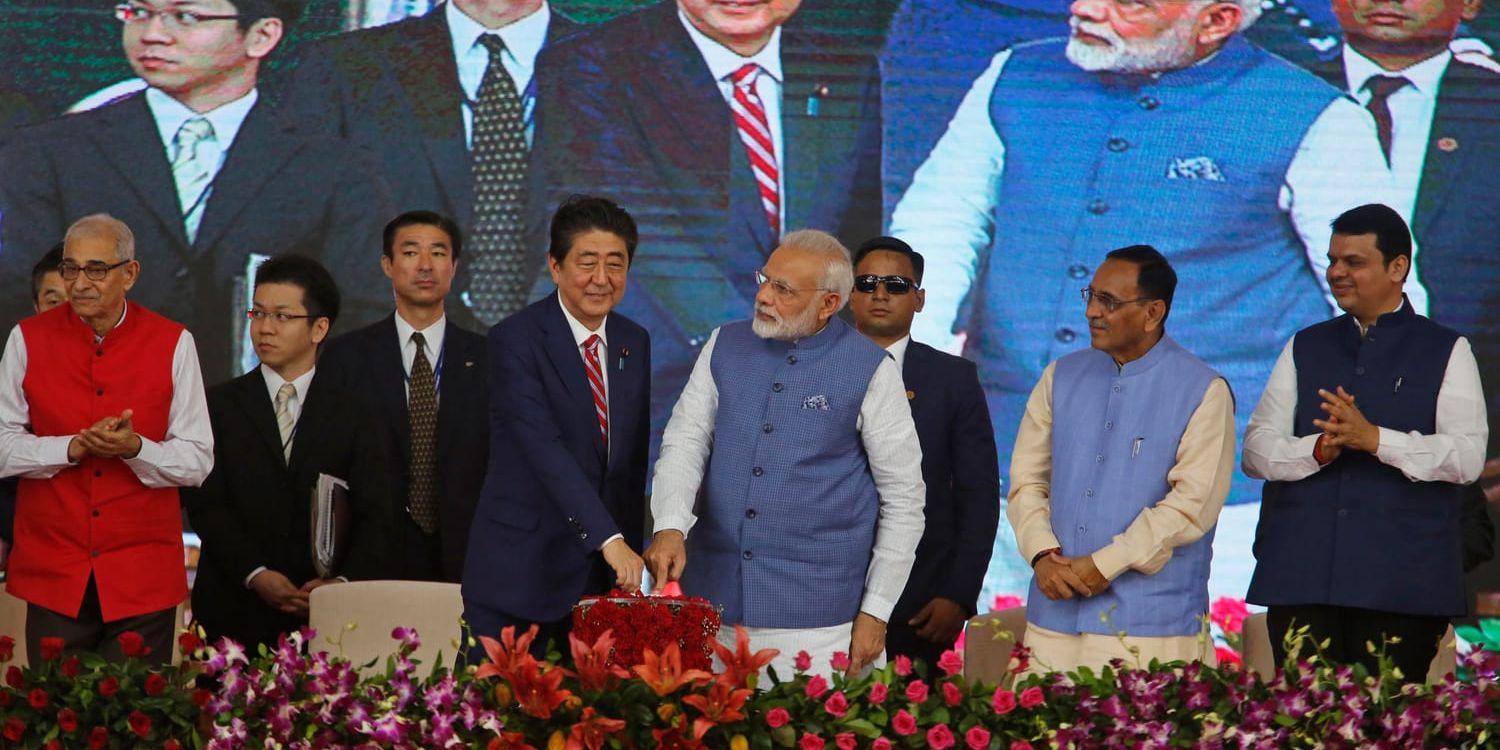 Shinzo Abe och Narendra Modi trycker på en knapp för att inleda arbetet med höghastighetsjärnvägen i Indien.