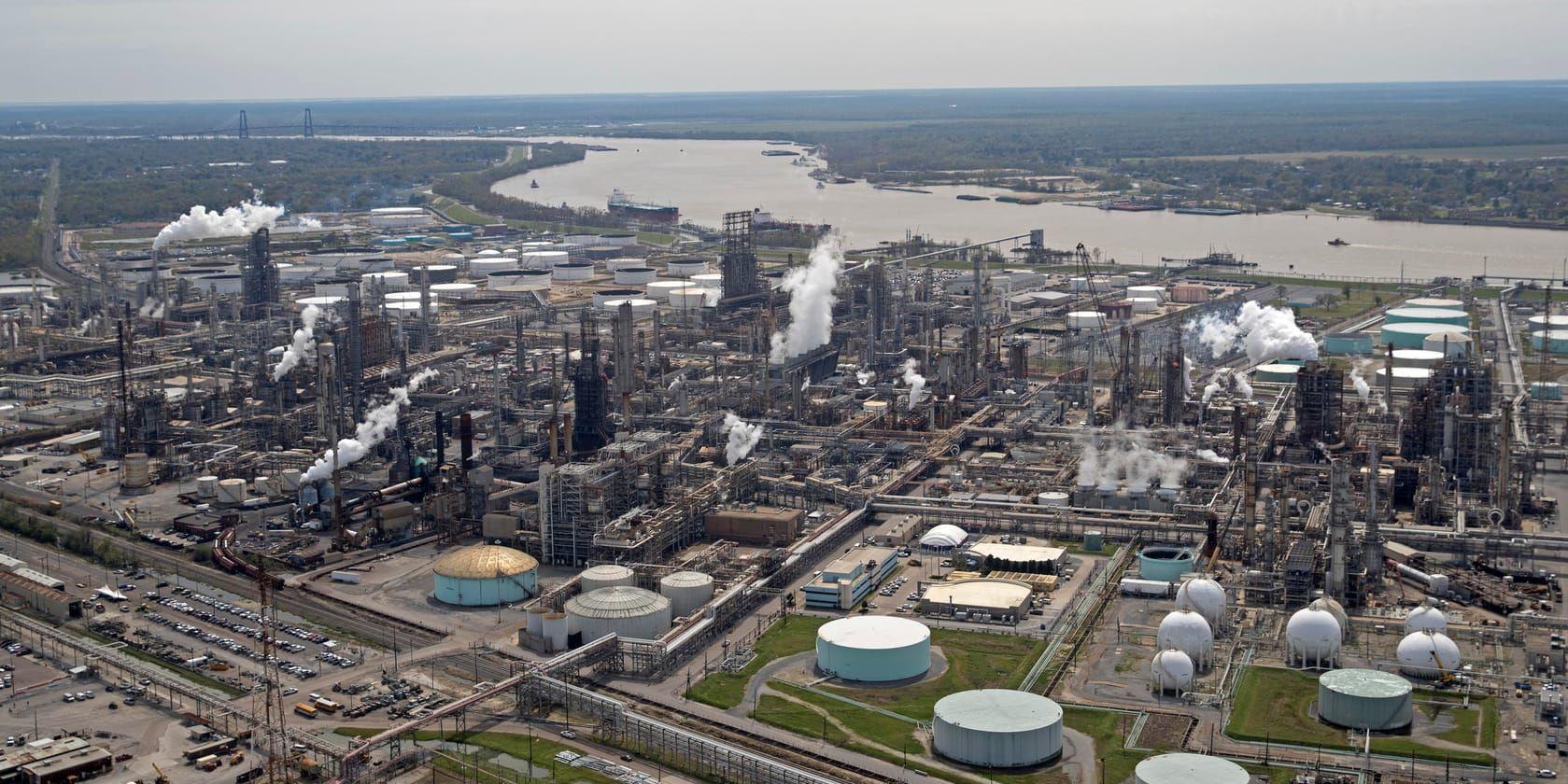 Ett oljeraffinaderi invid Mississippifloden. Arkivbild.