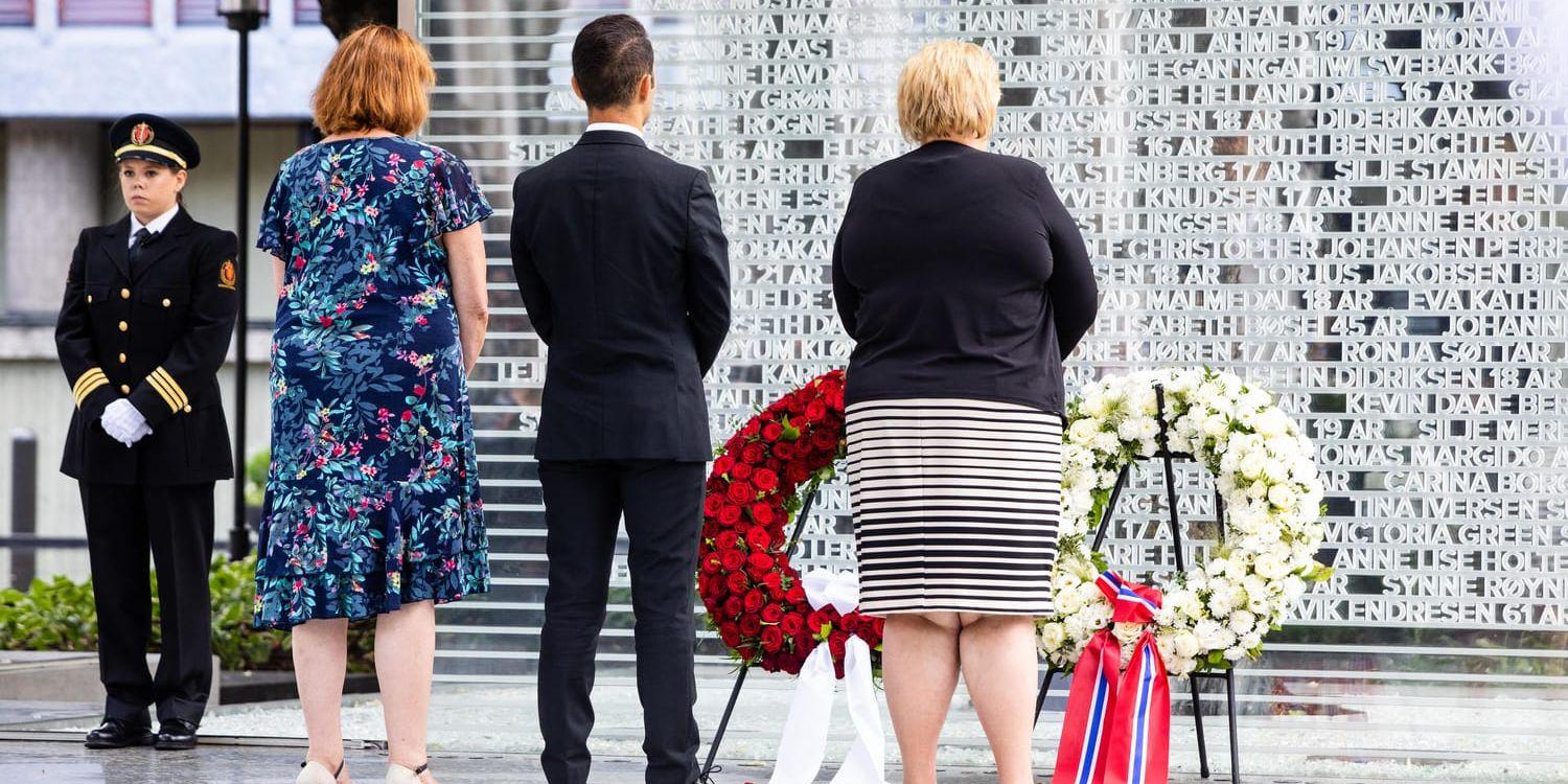 I dag, på sjuårsdagen av Anders Behring Breiviks terrordåd, avtäcktes ett minnesmonument vid Høyblokka i Oslo. Statsminister Erna Solberg, till höger, lade ned en krans till minne av de 77 personer som miste livet.