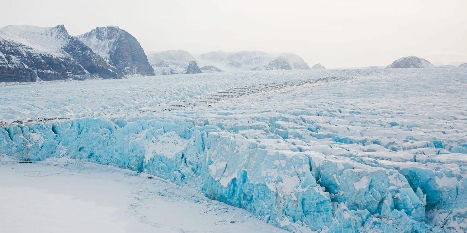 Glaciär. Arktis var 20 grader varmare än normalt i november.