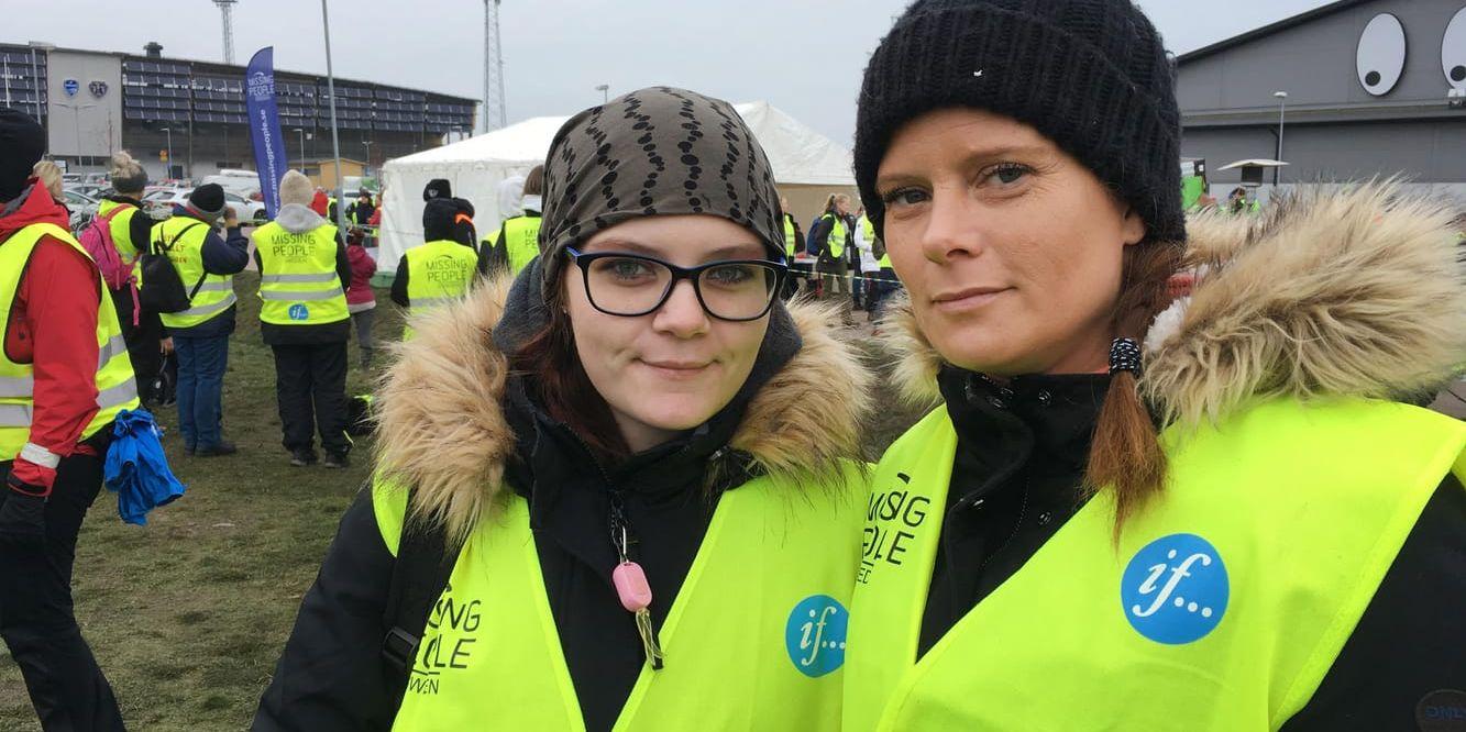 Linda Lindeblad (till höger) med dottern Mariette har åkt från Bjuv i Skåne för att delta i sökandet efter den försvunne pojken.
