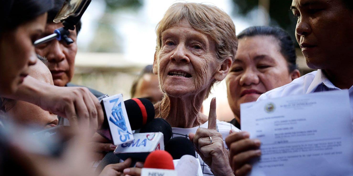 Syster Patricia Fox, 71, en australisk nunna som arbetat på Filippinerna, pratar med reportrar i huvudstaden Manila. Fox ska nu utvisas eftersom Filippinerna menar att hon brutit mot visumreglerna genom att delta i politiska aktiviteter. Arkivbild.