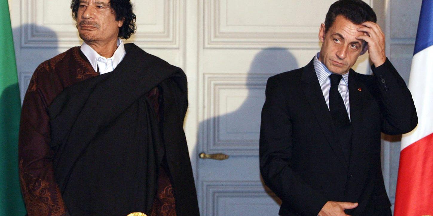 Nicolas Sarkozy misstänks ha låtit den dåvarande libyske diktatorn Muammar Gaddafi ha finansierat hans presidentvalskampanj 2007. Här ses Gaddafi och Sarkozy på arkivbild från 2007.