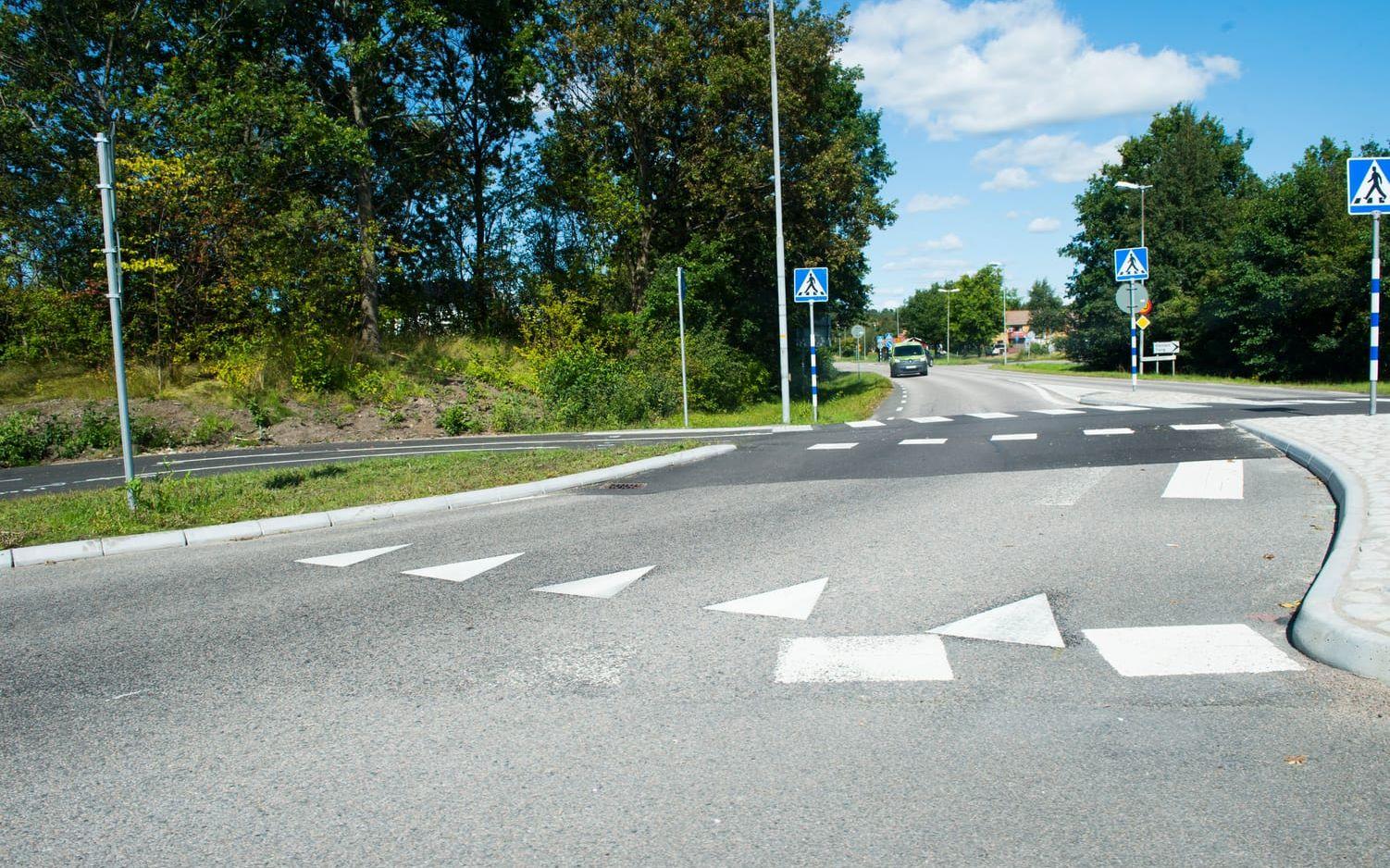 Rätt. För bilister som kör in i Håstensrondellen norrifrån (Stenåsa) är vägskylten och väjningslinjen (hajtänderna) korrekt placerade efter cykelpassagen. Bild: Jonathan Bylars