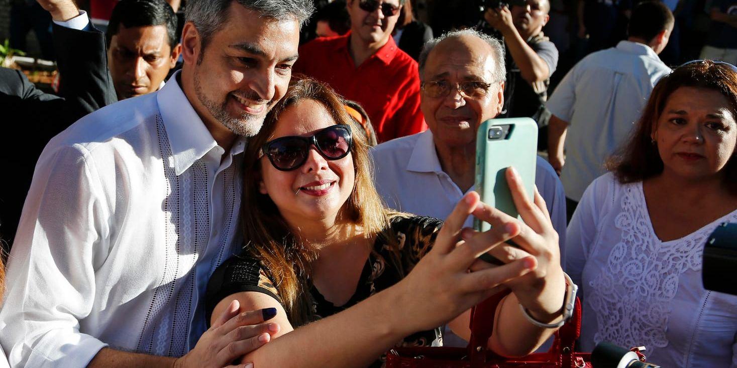 Mario Abdo Benítez umgås med anhängare efter att ha röstat i Asunción i söndagens val.