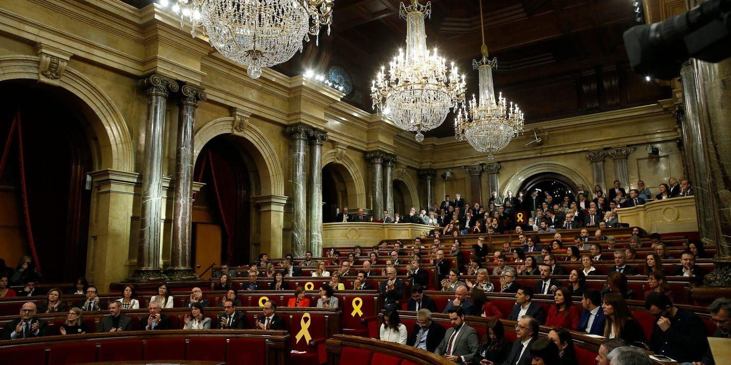 När det nyvalda regionparlamentet i Katalonien samlades för första gången på onsdagen markerades de tomma platser som tillhör separatister i exil eller i fängelse med gula band.