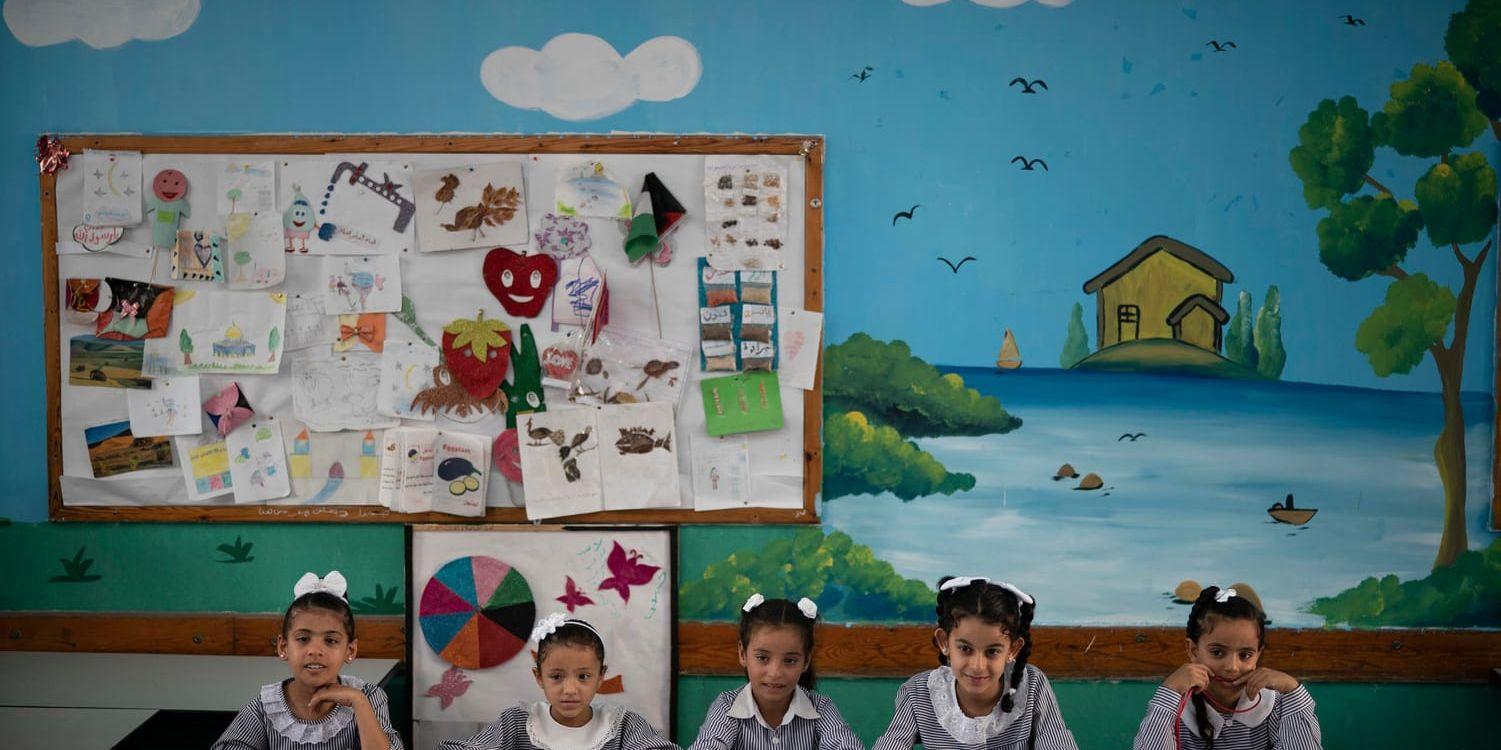 Flickor på en av UNWRA:s skolor på Gazaremsan. Arkivbild.