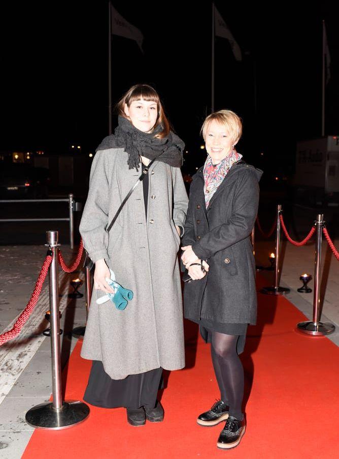 Tilda Lundahl och Ann-Sofie Lönnberg anländer via röda mattan.