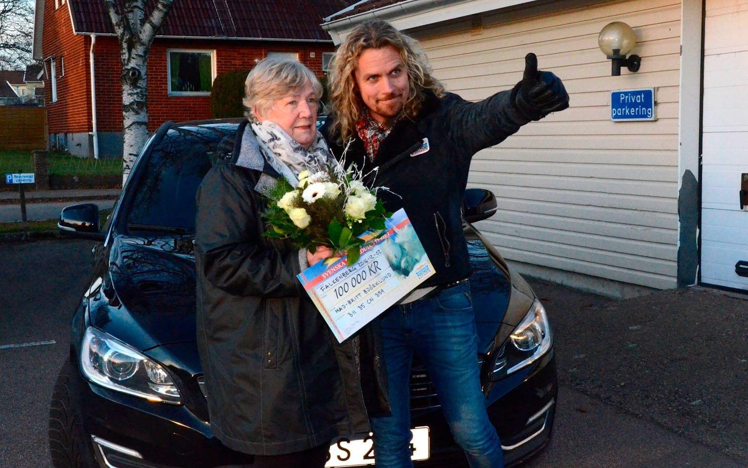 Dubbel vinnare. Maj-Britt Björklund vann både bil och pengar som lämnades över av ”Kicken” Lundqvist.