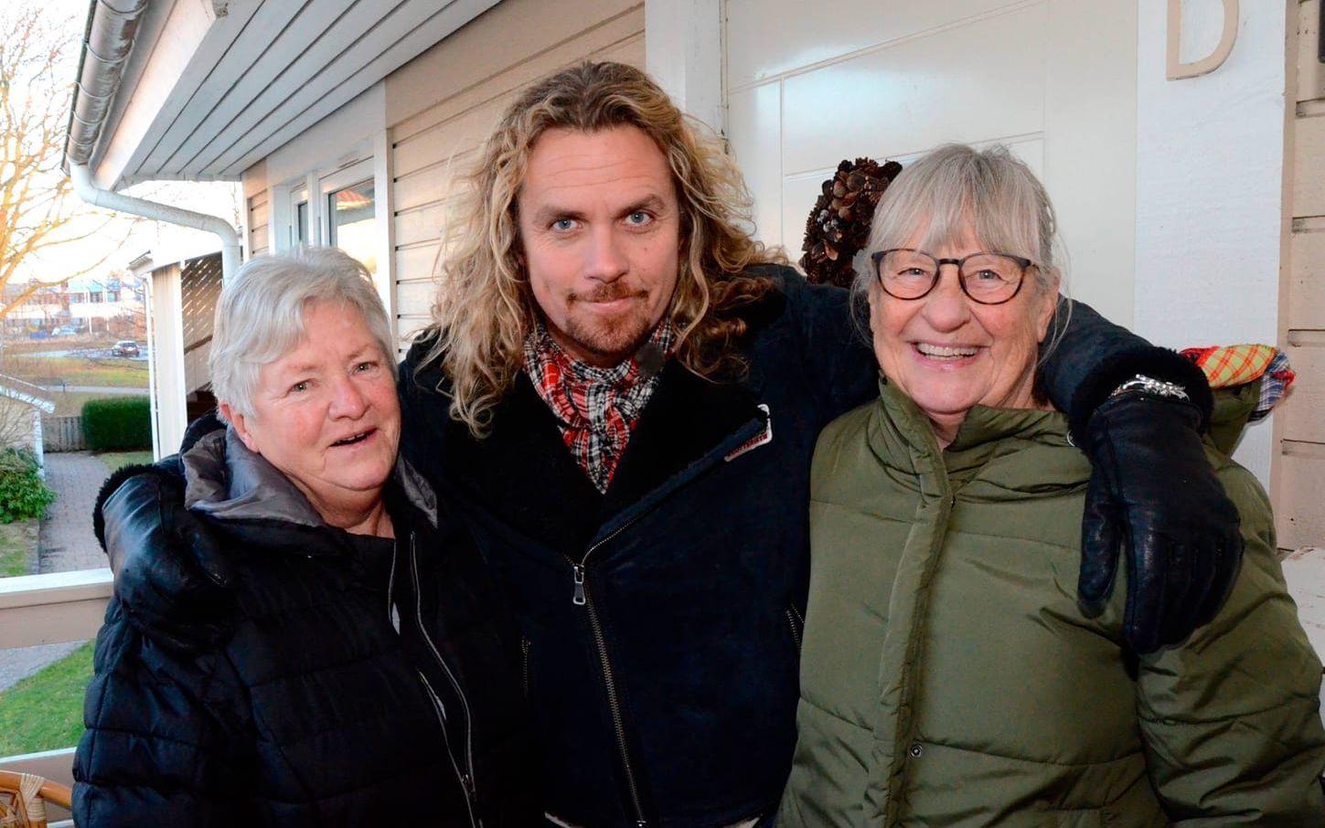 Vilken måndag! Ulla Carlsson och Annika Söderkvist på Gråstensvägen undrade vad som händer hos grannen. Det visade sig att även de vann 100 000 kronor vardera.