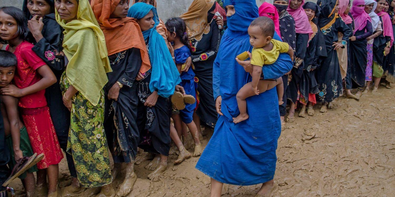 Nyanlända ronhingyer köar för att få ut material för att bygga ett skydd i Kutupalonglägret i Bangladesh,