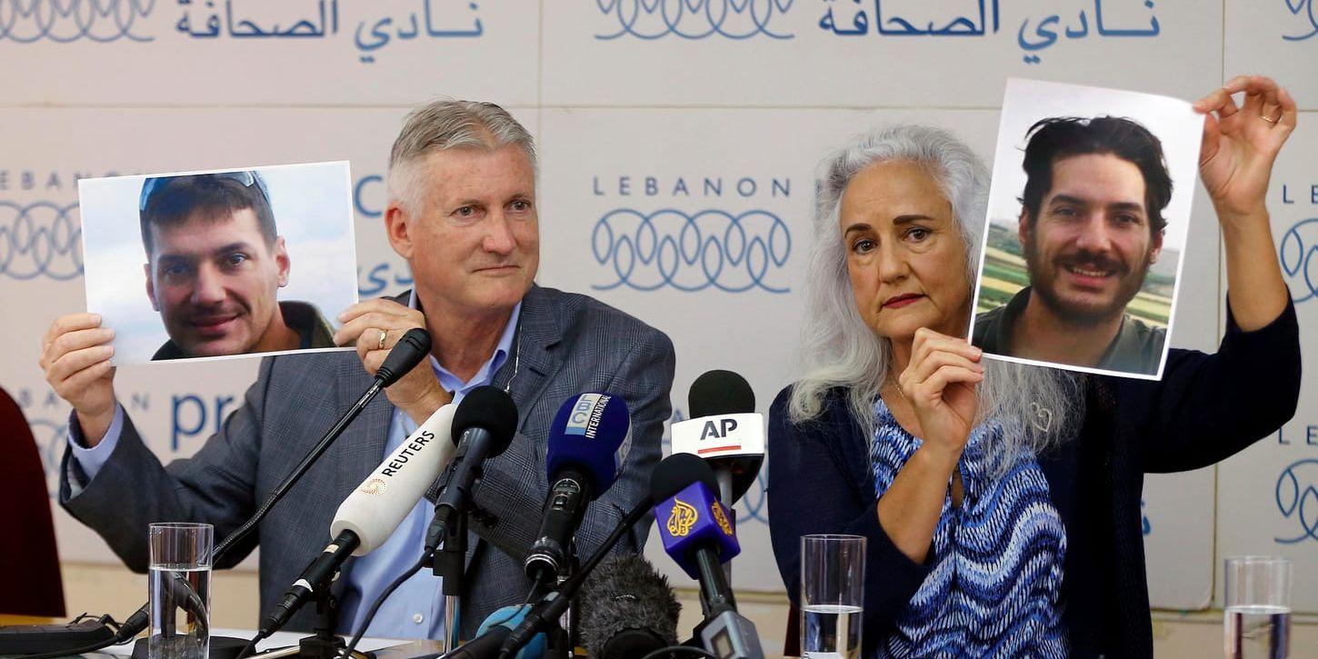 Austin Tices föräldrar Marc och Debra visar bilder av sonen vid en presskonferens i Libanon. Bilden är från förra året.