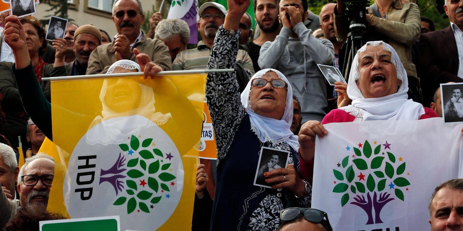 Anhängare till det prokurdiska HDP under ett valmöte i Istanbul i maj då den fängslade Selahattin Demirtas presenterades som partiets presidentkandidat.