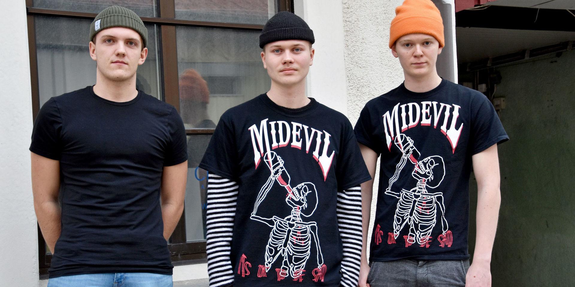 Olle Brandt, Albin Olsson och Willmer Wohlén driver UF-företaget Midevil som tillverkar tröjor i syfte att uppmärksamma psykisk ohälsa.