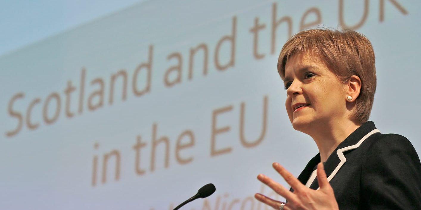 Nicola Sturgeon säger att hon kommer göra allt i sin makt för att hålla Skottland kvar i EU och öppnar för en ny folkomröstning om självständighet.