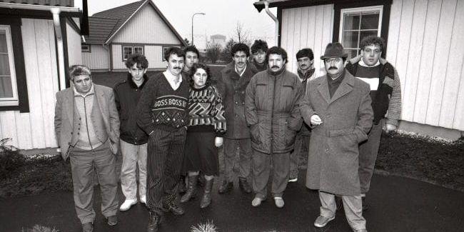 HN den 11 januari 1990. Dagen efter att de 35 första bulgarienturkarna anlänt till Ringhals, med den första busslasten av sammanlagt 350 flyktingar som bereddes en plats på den tillfälliga flyktingförläggningen. En del av dem blev kvar på Ringhals i närmare två år och bor i dag kvar i Varberg, men de flesta tvingades återvända till Bulgarien.