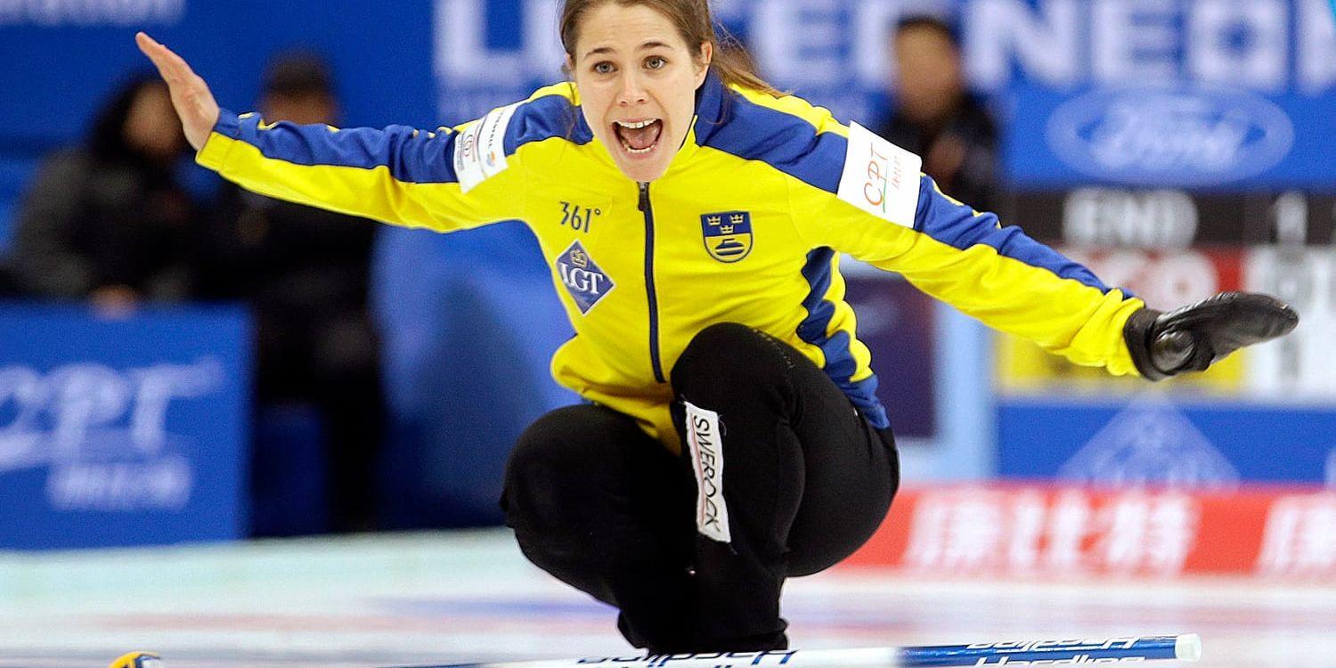 Anna Hasselborg leder sitt lag i curling-EM. Arkivbild.