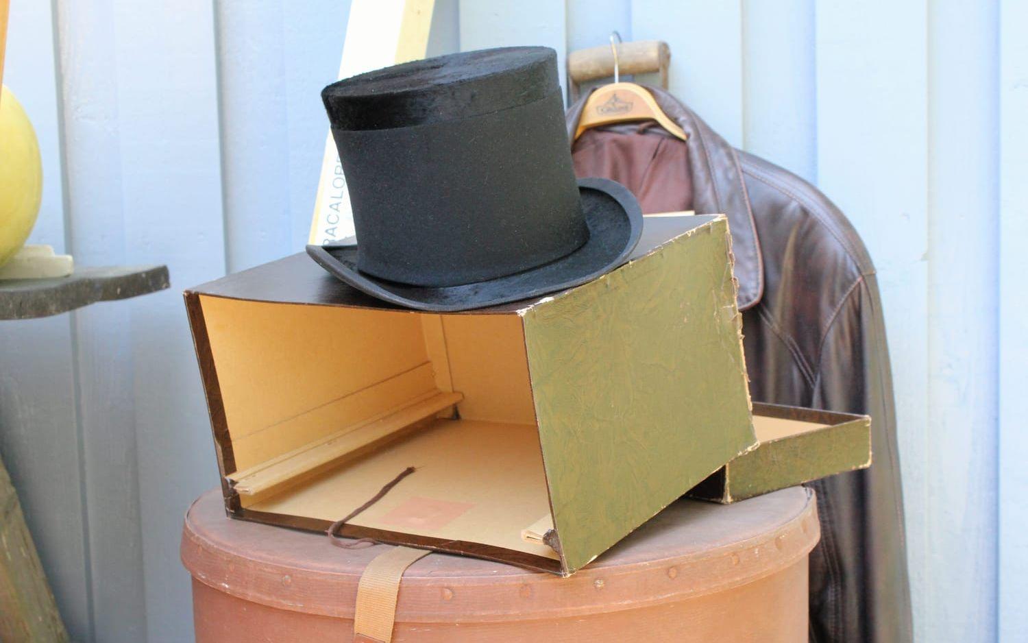 ”Pappas gamla hatt” med tillhörande ask kommer att finnas på loppisen.