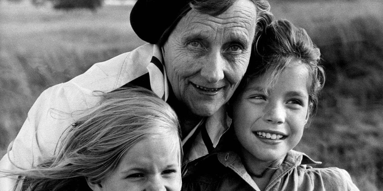 Monica Nordquist spelade Madickens mamma i "Madicken"-filmerna. Här syns författaren Astrid Lindgren med "Madicken"-skådespelarna Liv Alsterlund (höger) och Jonna Lijendahl (vänster). Arkivbild.