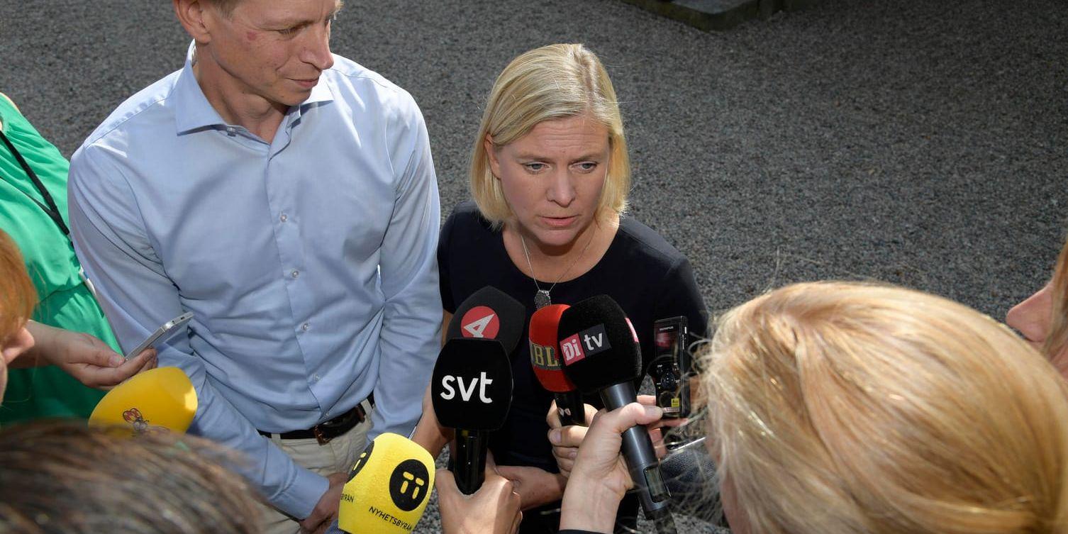 Biträdande finansminister Per Bolund (MP) och finansminister Magdalena Andersson (S) presenterar sina budgetprognoser i Harpsund på torsdag. Arkivbild