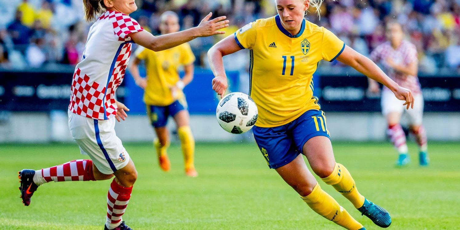 Sveriges Stina Blackstenius och Kroatiens Mihaela Horvat under torsdagens VM-kvalmatch mellan Sverige och Kroatien på Gamla Ullevi. Sverige vann med 4-0 och 22-åringen blev tvåmålsskytt.