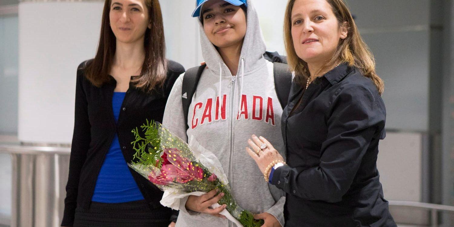 Den saudiska tonåringen Rahaf Mohammed al-Qunun (i mitten) tas emot av Kanadas utrikesminister Chrystia Freeland (till höger) på flygplatsen i Toronto.