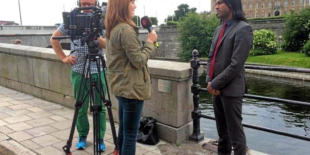 Gör tv. Patric Nilsson intervjuas av TV4 om ett konsulärt fall där en man mördats i Brasilien. Bild: Privat