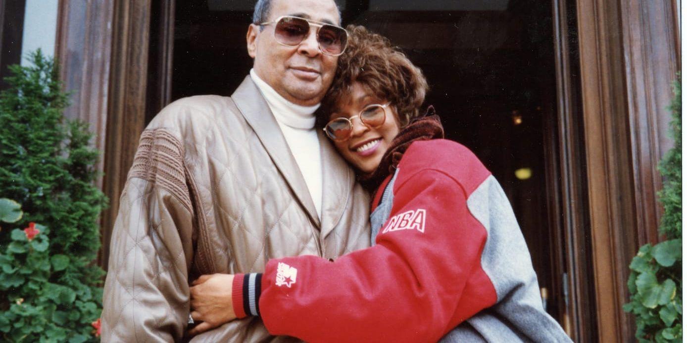 Pappa John Russell Houston och dottern Whitney Houston i den gripande dokumentären "Whitney". Pressbild
