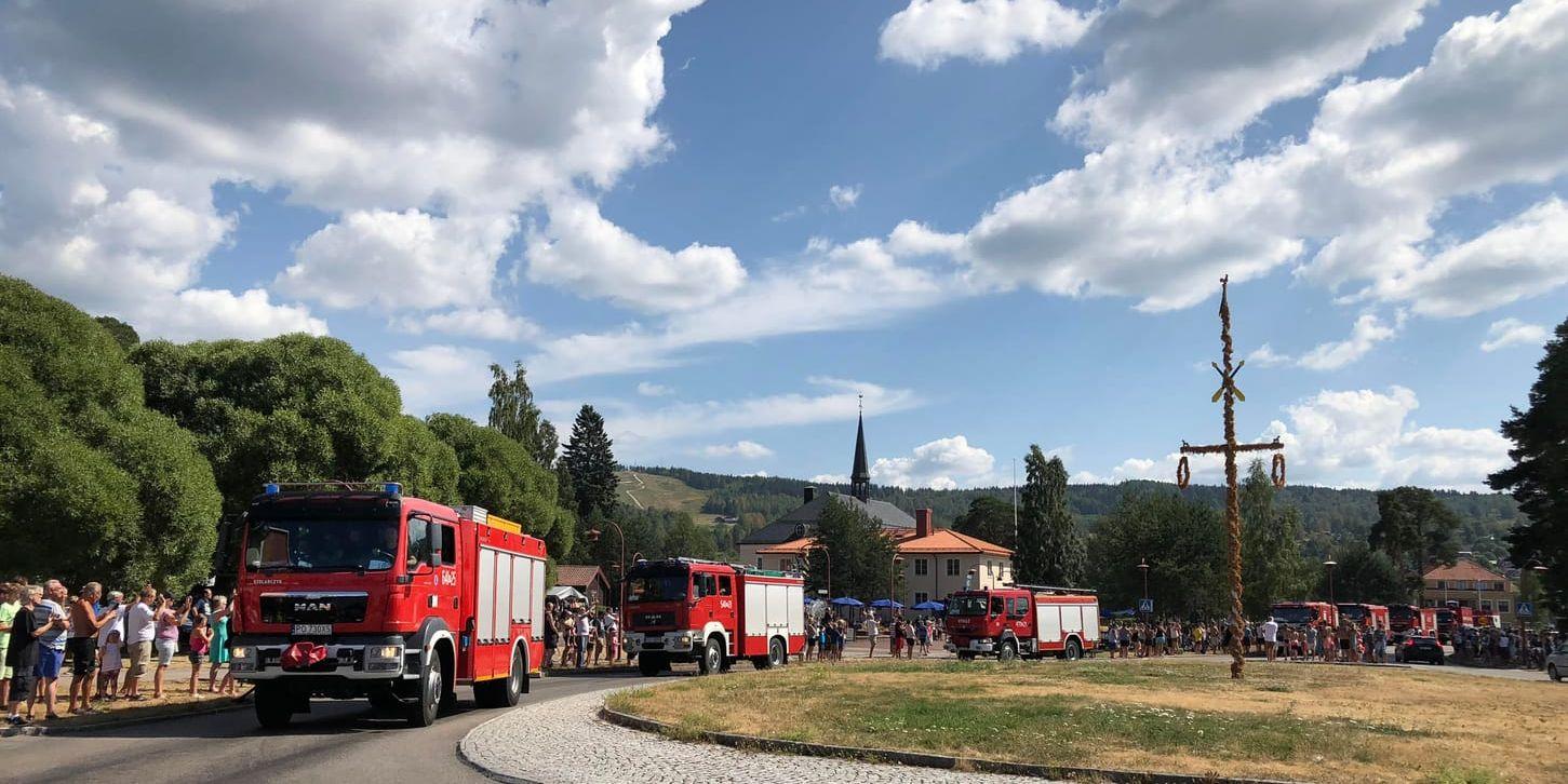 Konvojen med polska lastbilar passerar Rättvik på väg norrut. Vid 19-tiden på söndagen anlände de polska brandbekämparna till Sveg.