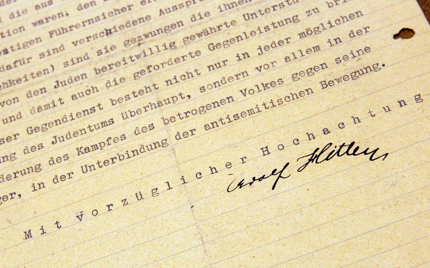 Ett signerat brev från Hitler som ställts ut på museeum. Bild: TT