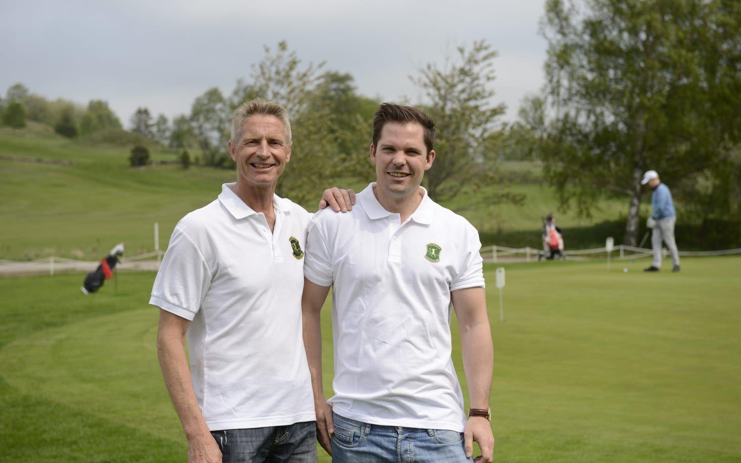 Gillar golf. Stefan Andersson och Andreas Lindahl trivs på golfbanan.