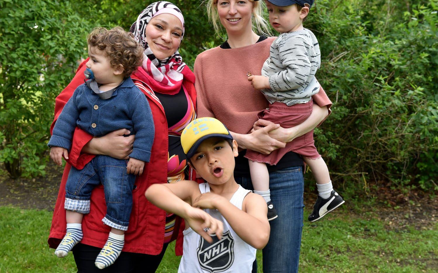 Adam, 1 år med mamma Mariam, sonen Yazan och nya språkvänsfamiljen Johanna Ekman Hassel med sonen Eskil. BILD: Maria Hjulström