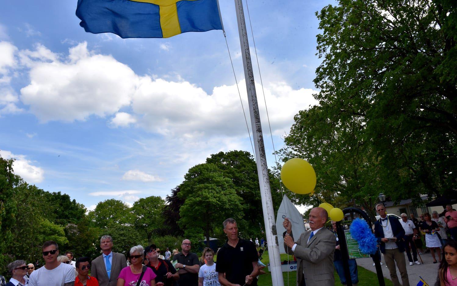 Gösta Bergenheim hissar flaggan. BILD: Maria Hjulström
