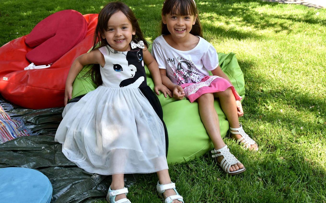 Josephine Larsson, 4 år, och Amanda Larsson, 7 år. BILD: Maria Hjulström