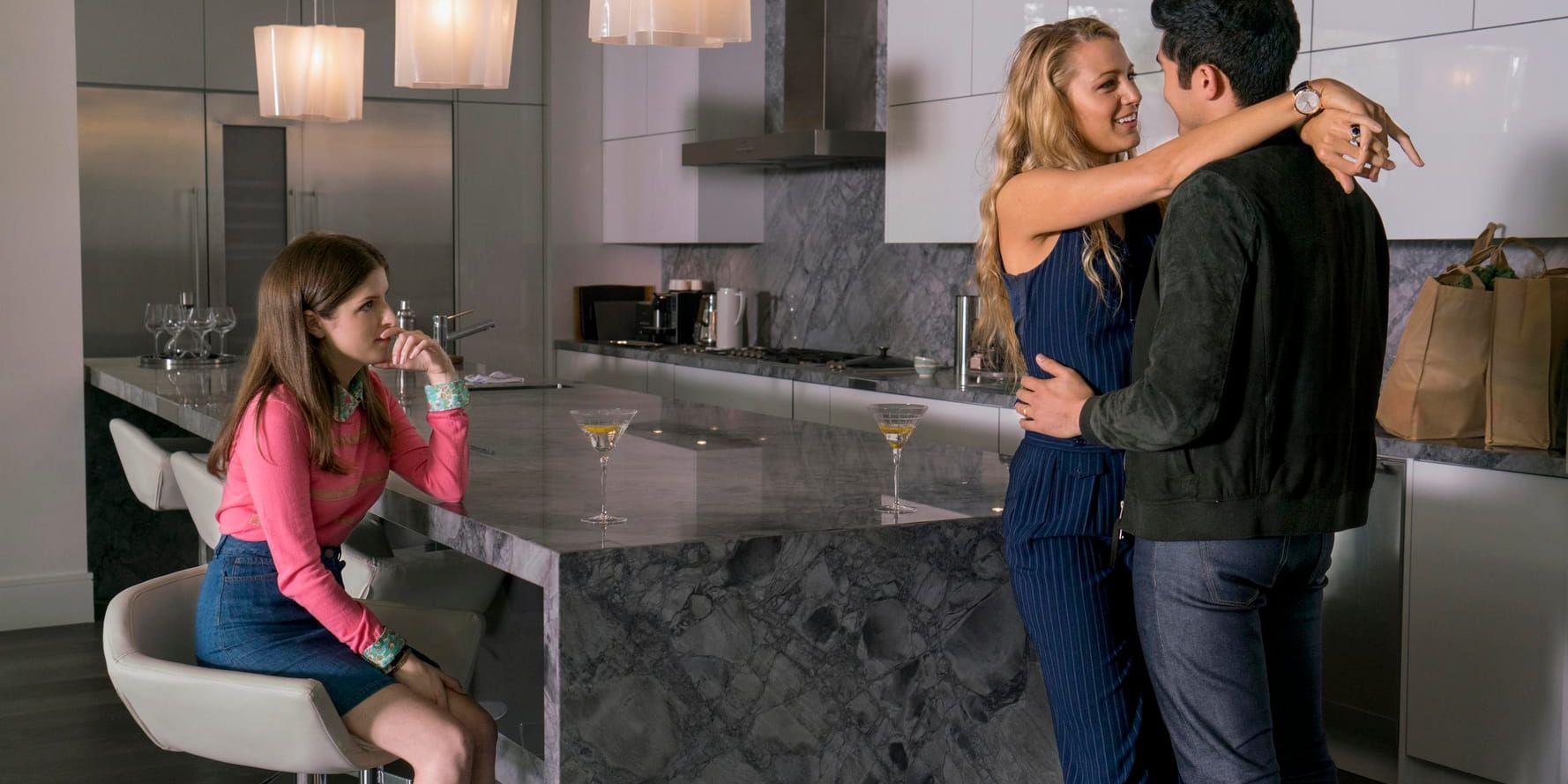 Mammabloggaren Stephanie (Anna Kendrick) lär känna den glamorösa Emily (Blake Lively) och hennes man Sean (Henry Golding) i ”A simple favor”. Pressbild.