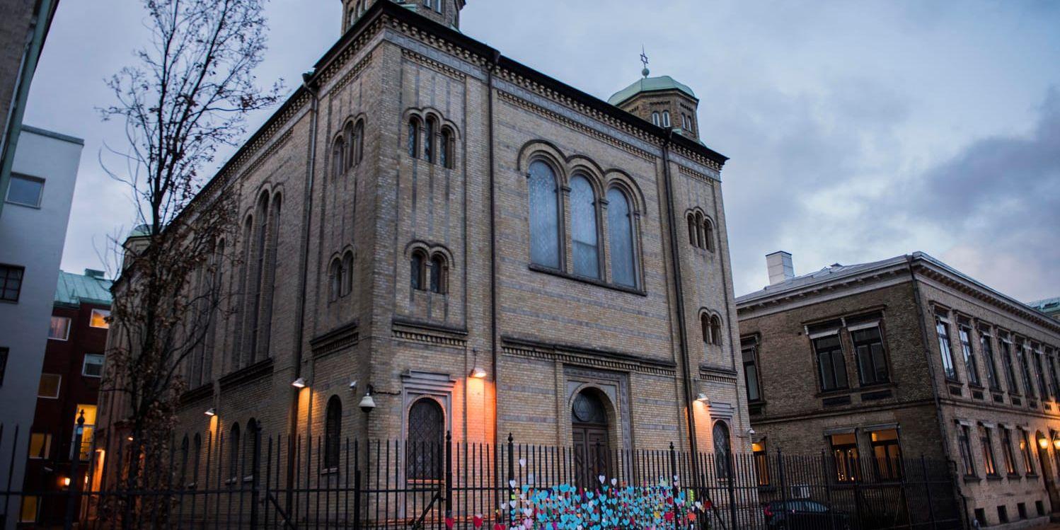 Synagogan i Göteborg kärleksbombades efter lördagskvällens attack. Blommor och pappershjärtan sattes upp på grindarna till byggnaden.