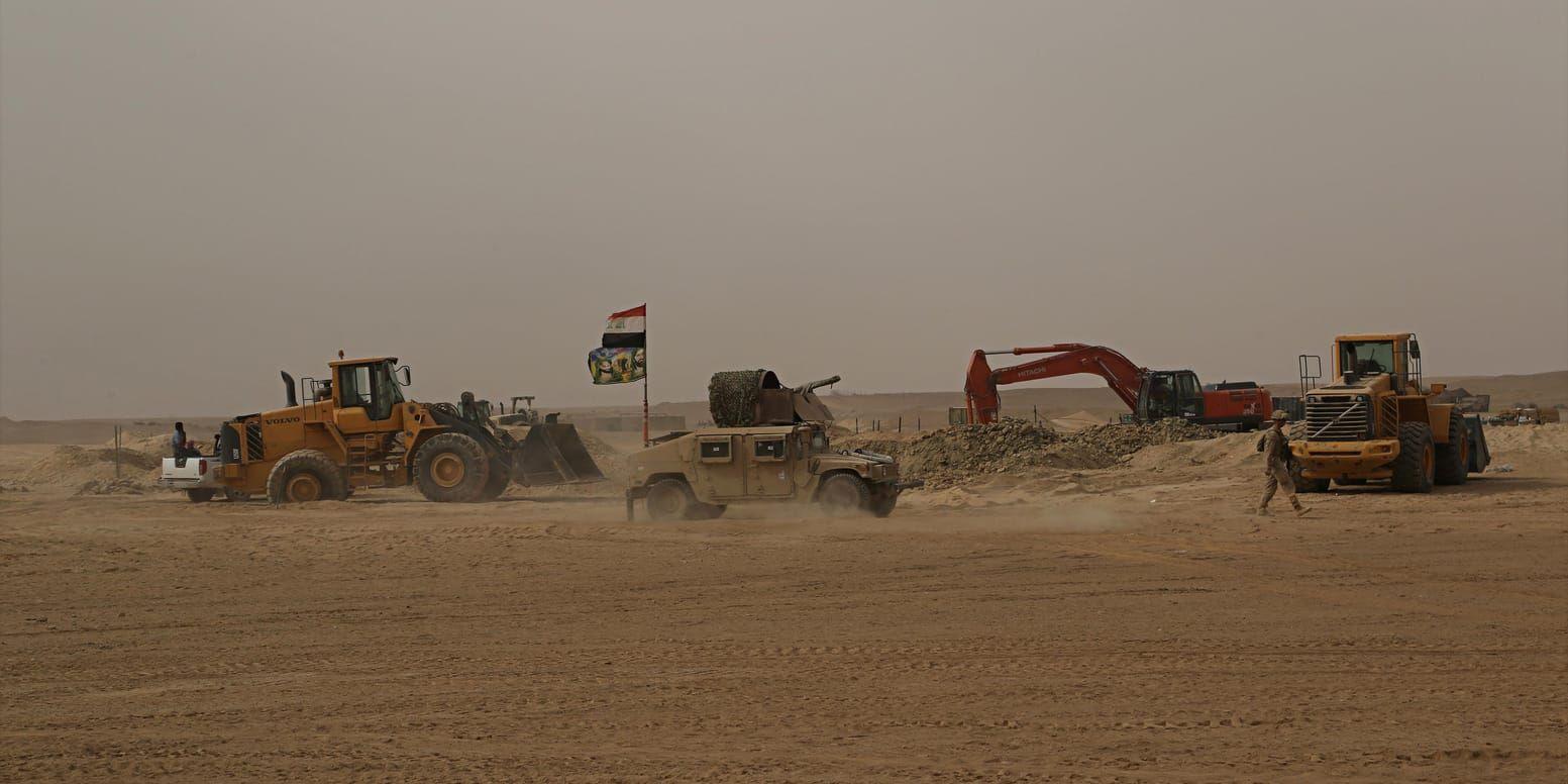 Irakiska armén patrullerar när amerikanska marinkårssoldater bygger upp en militärbas i al-Anbar. Arkivbild.