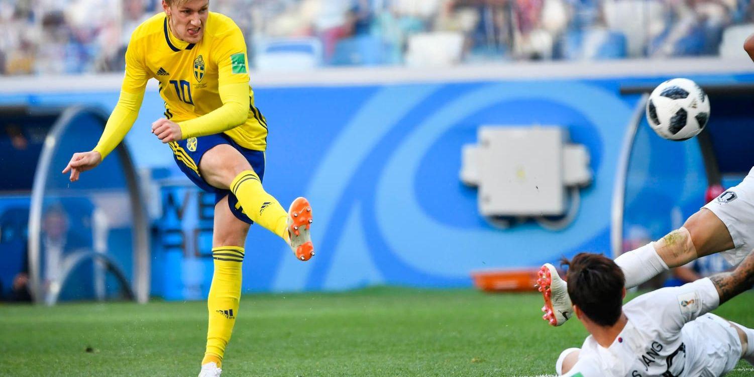Sveriges Emil Forsberg får iväg ett skott under måndagens VM-premiärmatch mot Sydkorea på Nizjnij Novgorod-stadion under fotbolls-VM för herrar i Ryssland.