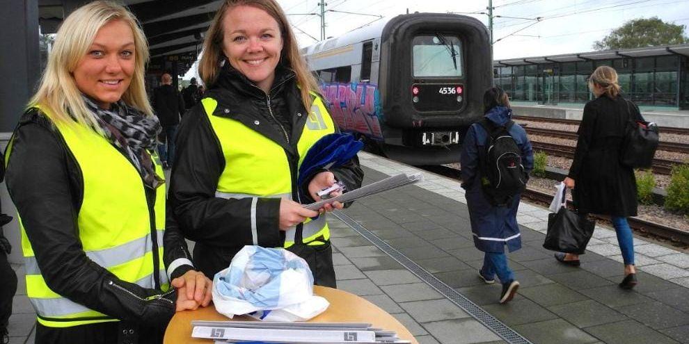 Fokus på cykelsäkerhet. Evelina Börjesson och Jennie Magnusson delade ut reflexband, sadelskydd och små cykellampor till resenärerna.