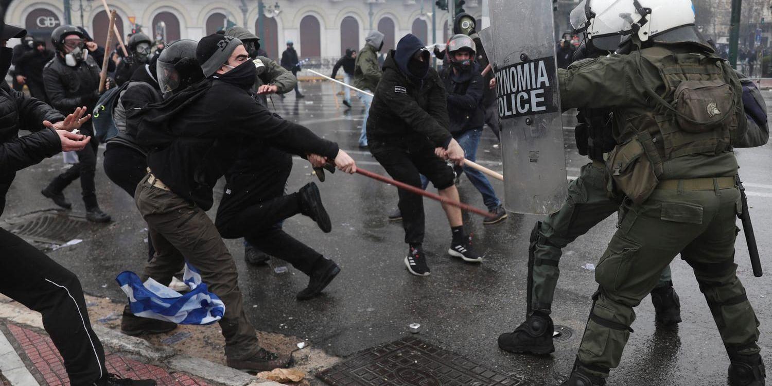Demonstranter drabbar samman med poliser utanför det grekiska parlamentet i Aten.
