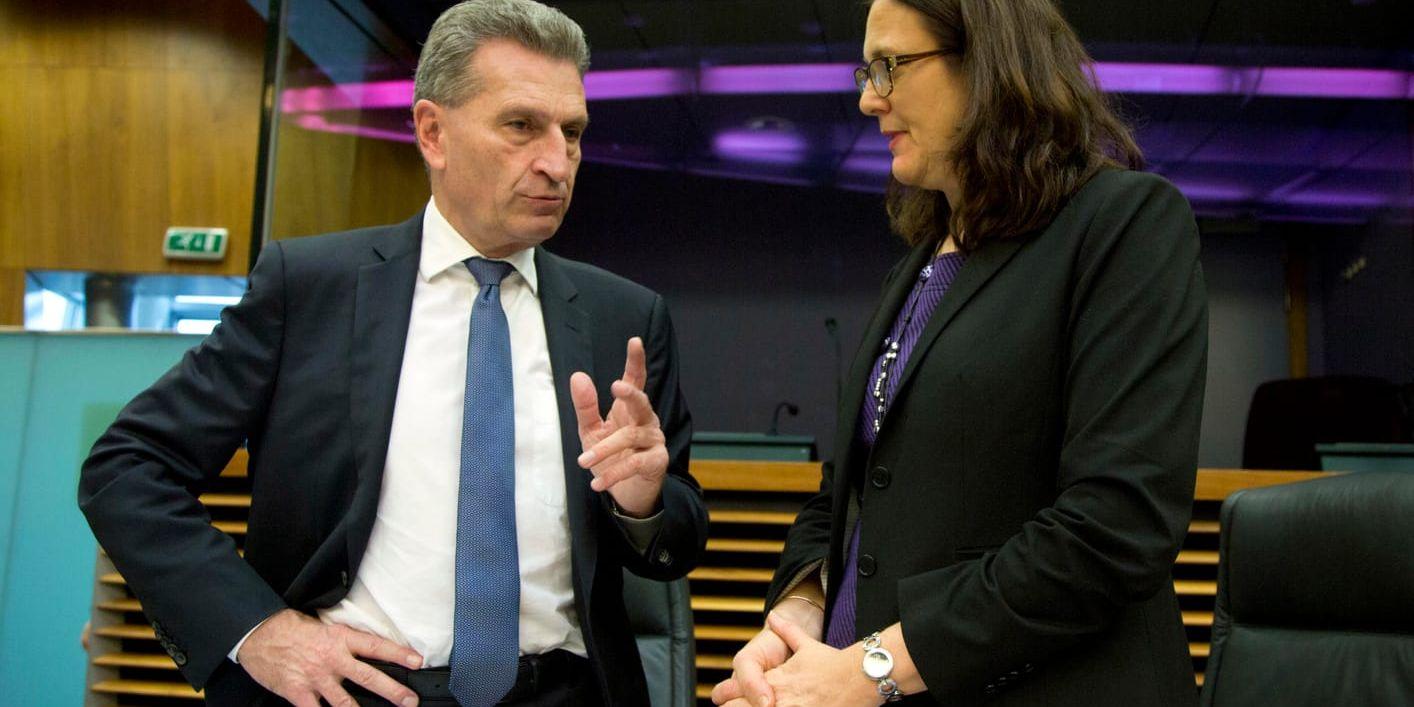 EU:s budgetkommissionär Günther Oettinger – här med handelsansvariga svenska kollegan Cecilia Malmström – vill öka EU:s budget under nästa sjuårsperiod. Arkivbild.