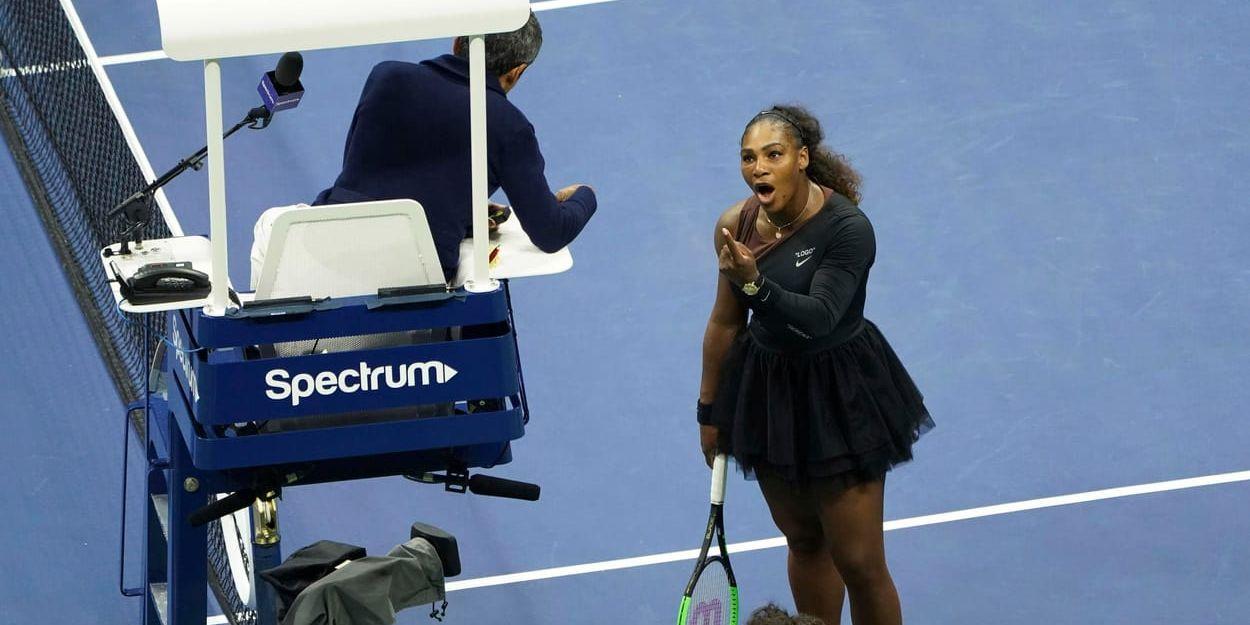 Serena Williams argumenterar med domaren i finalen.