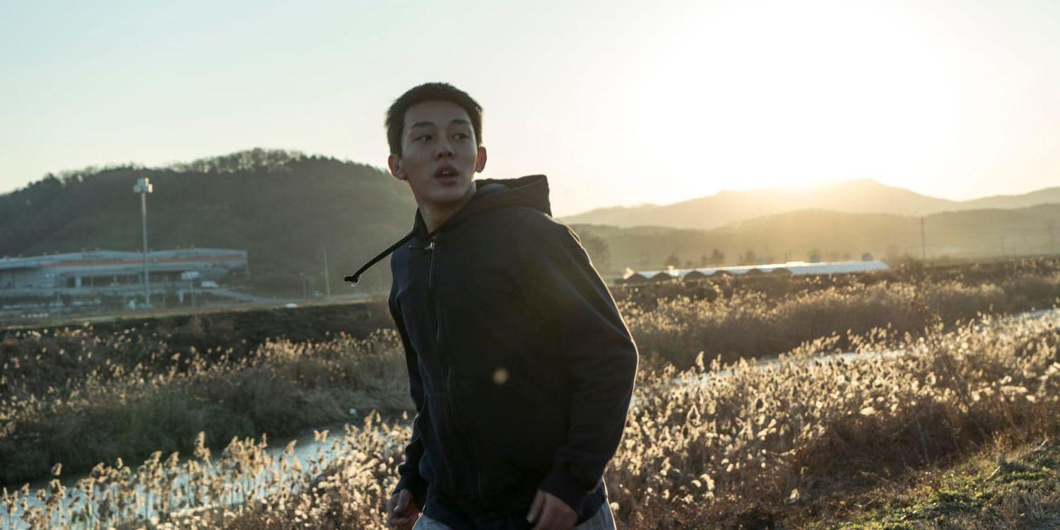 I "Bränd" träffar Jongsu (Yoo Ah-In) på en barndomsvän, som sedan (kanske) försvinner. Pressbild.