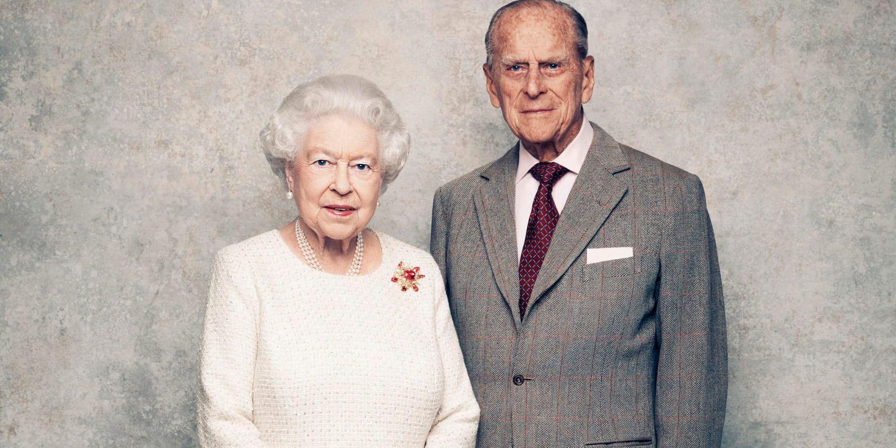 Dagen till ära har det brittiska hovet släppt nya porträtt av det kungliga paret.