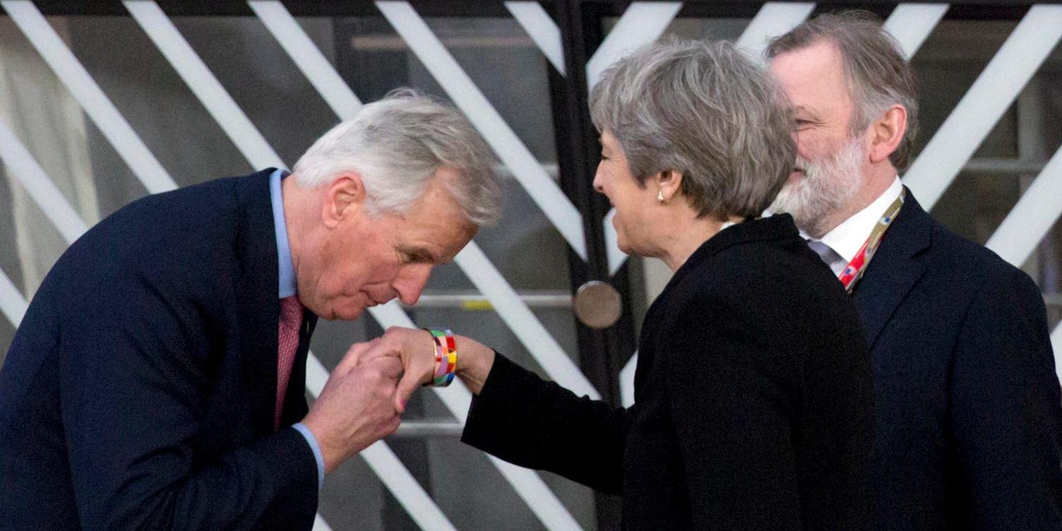 EU:s chefsförhandlare Michel Barnier hälsar på Storbritanniens premiärminister Theresa May i Bryssel.