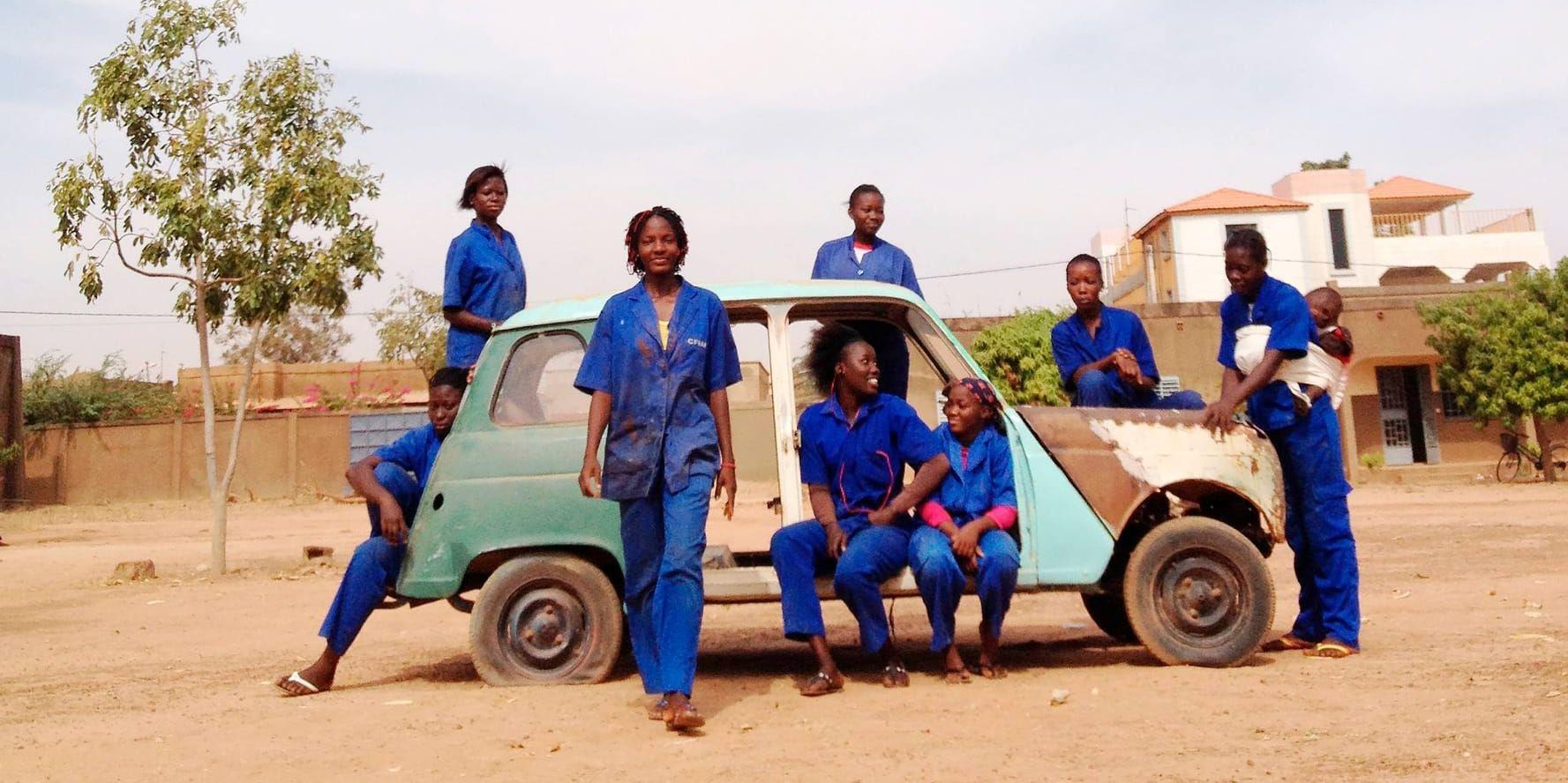 Tonårsflickorna i ”Ouaga girls” har hamnat på bilmekanikerutbildningen av vitt skilda orsaker. Normbrytare blir de liksom på köpet. Pressbild.