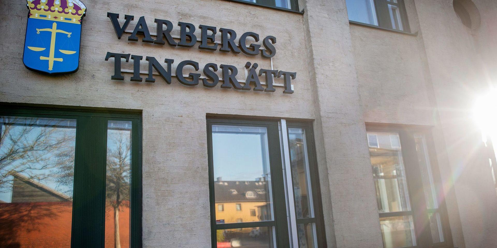 En man dömdes i torsdags för försök till våld mot tjänsteman och våldsamt motstånd i Varbergs tingsrätt.