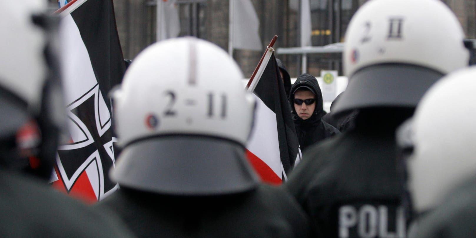 Poliser och nazister vid en demonstration i tyska Dresden 2010. Arkivbild.