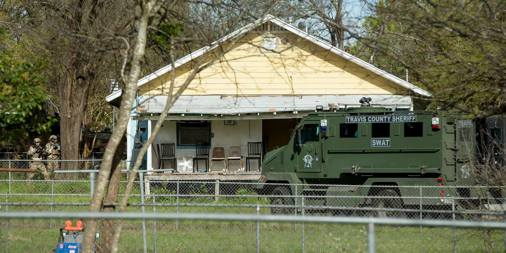 Myndigheterna på plats vid den misstänkte Mark Conditts bostad i Pflugerville, Texas.